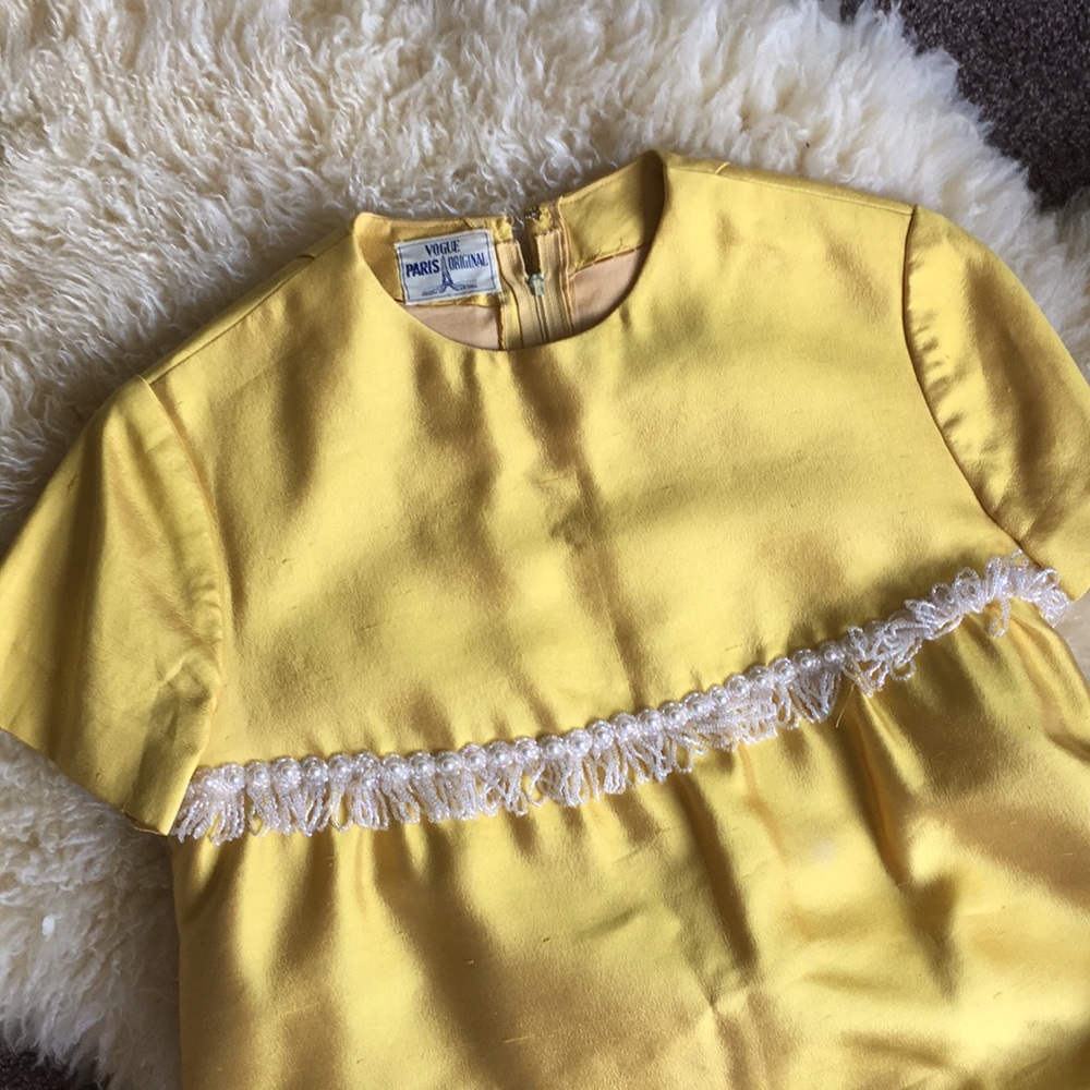 1960s Vintage Illuminating Yellow Silk Dress - Picture 3 of 10